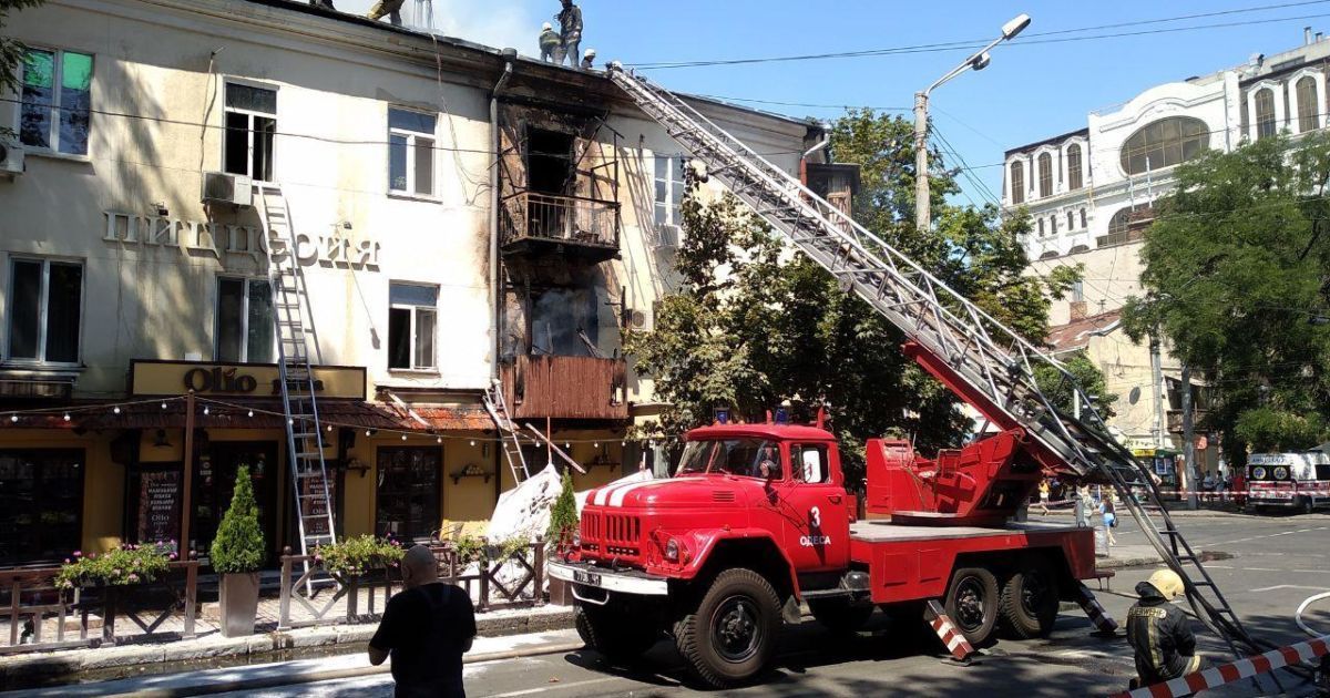"Залишилися без одягу і грошей": в Одесі внаслідок пожежі в будинку мешканці втратили свої квартири