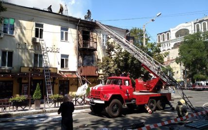 "Остались без одежды и денег": в Одессе в результате пожара в доме жители потеряли свои квартиры