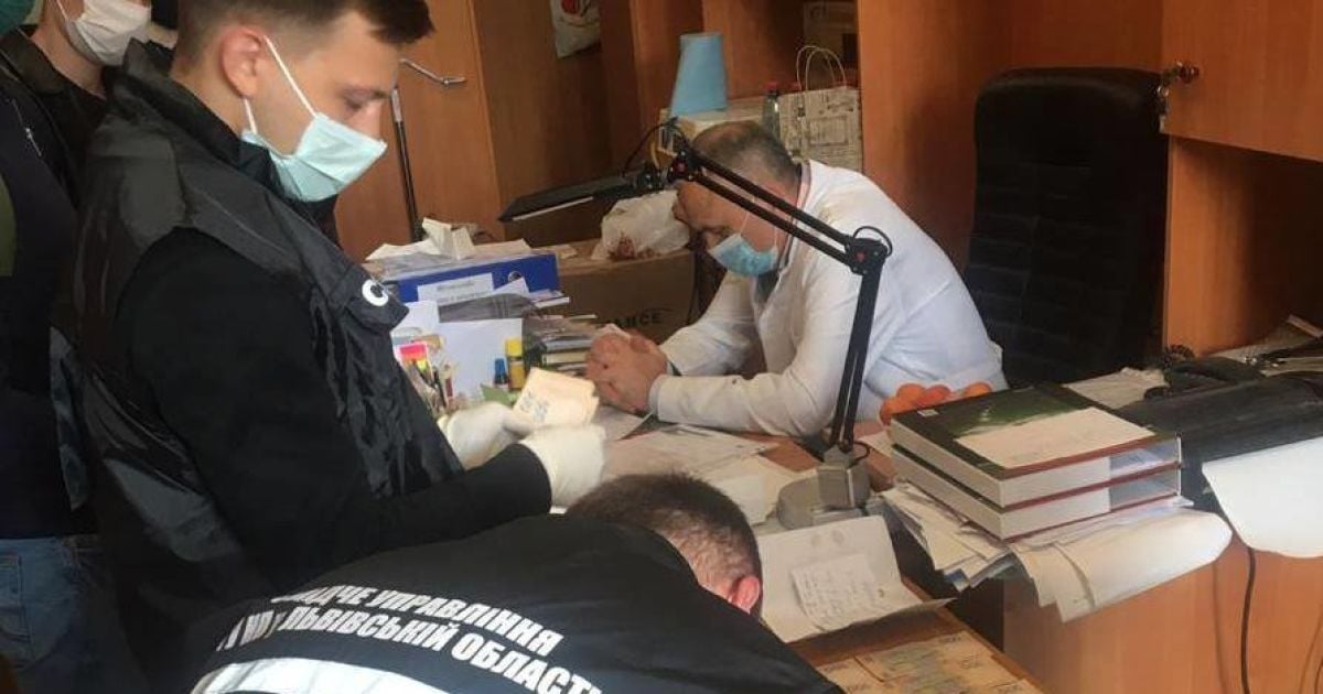 Стало известно, как наказали пойманного на взятке известного львовского хирурга