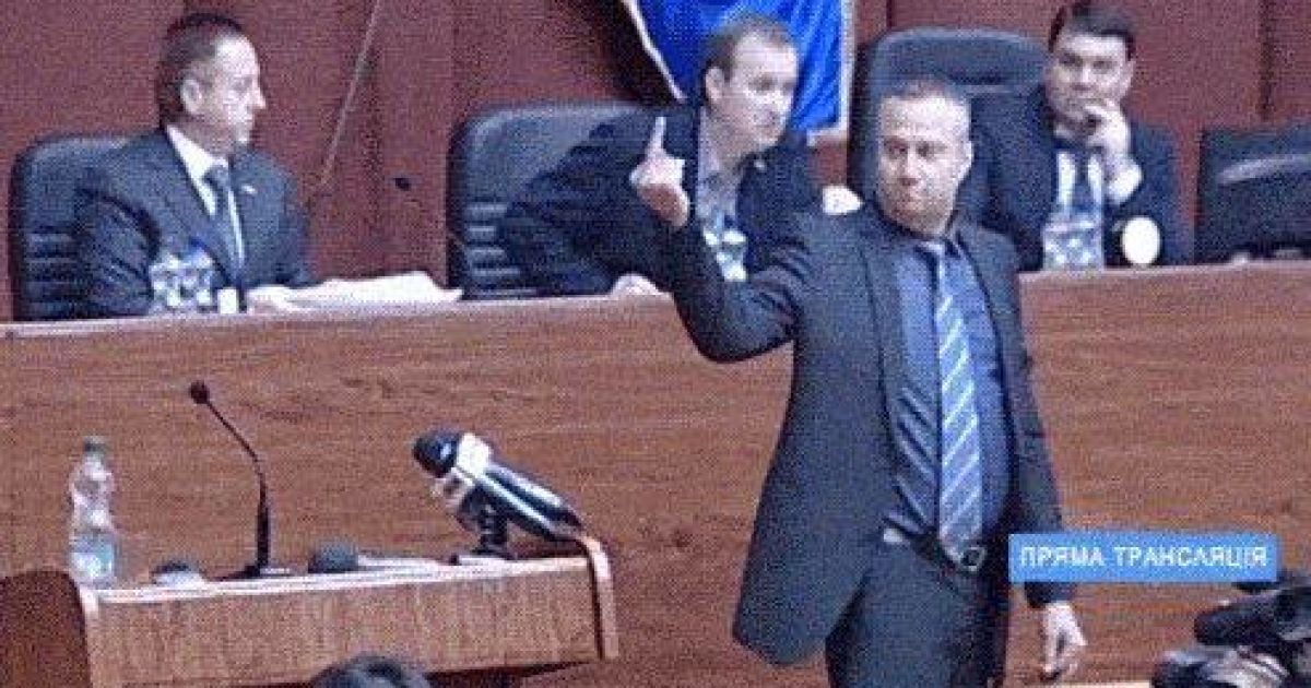 Полтавський депутат показав на засіданні обласної ради середній палець