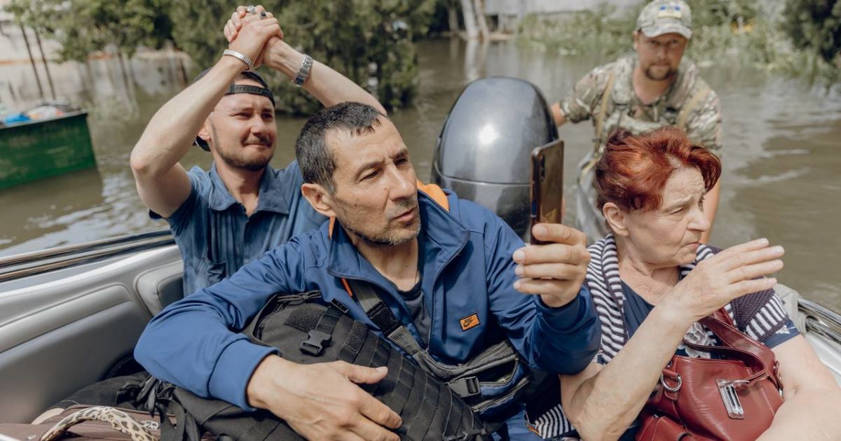 Из зоны подтопления после теракта на Каховской ГЭС спасают людей