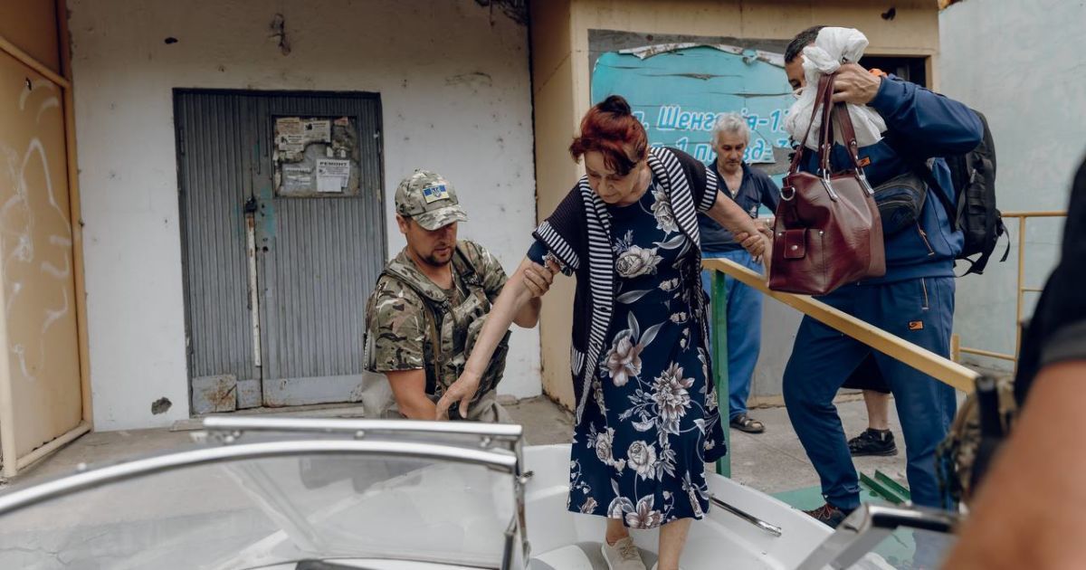 Из зоны подтопления после теракта на Каховской ГЭС спасают людей и домашних питомцев / © МВС Украины в Telegram