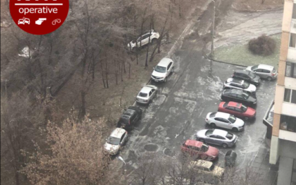 Каток на придомовых дорогах Киева: один автомобиль въехал в дерево, еще один — вылетел с дороги (фото)