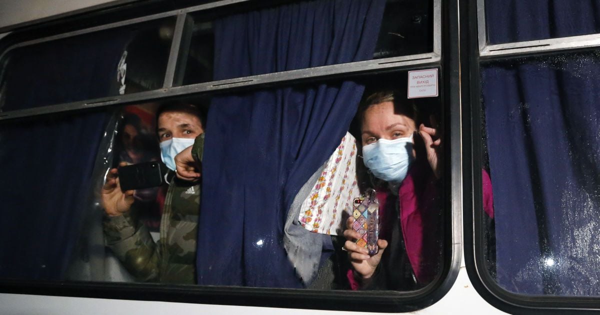 "Любит писать письма к президенту": кто вблизи Новых Санжар швырял камни в автобусы с эвакуированными из Уханя
