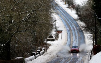 Большие сугробы, закрытые дороги и трое погибших: в Великобритании свирепствует снежный шторм