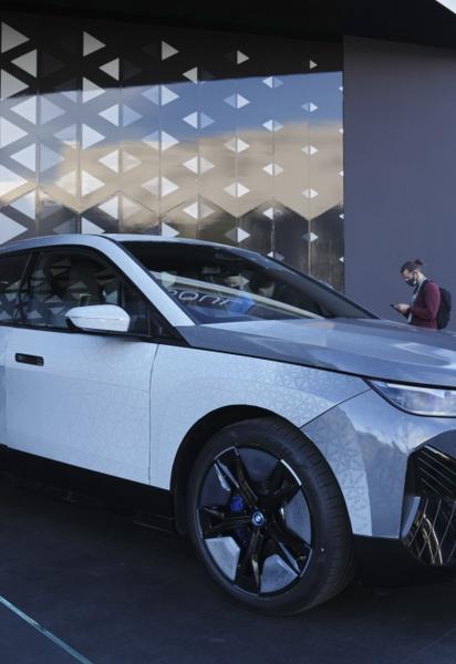 Майбутнє вже тут: BMW навчила новий електромобіль митттєво змінювати колір кузова (відео)