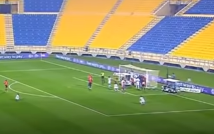 Забился в конвульсиях: в Катаре футболист перенес сердечный приступ во время матча (видео 18+)