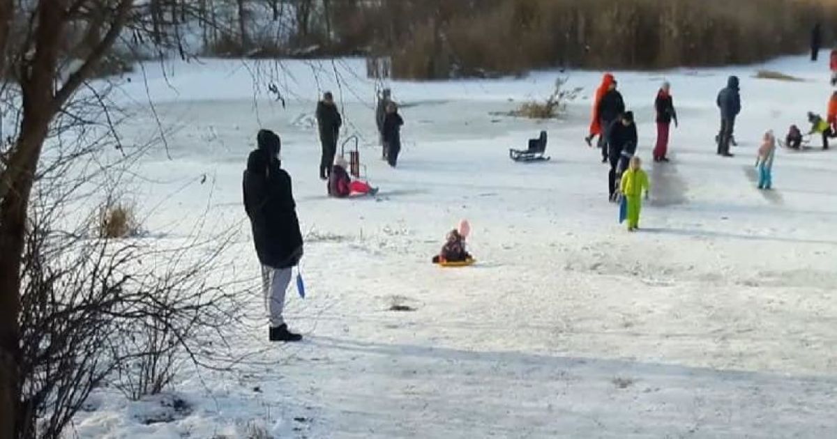 "Держался одной рукой": в Киеве патрульный спас мальчика, который провалился под лед
