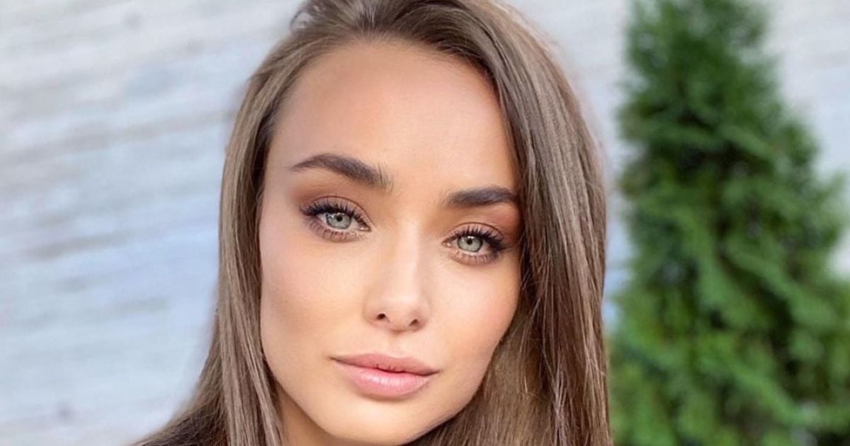 Ксения Мишина в купальнике похвасталась стройным телом