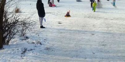 "Держался одной рукой": в Киеве патрульный спас мальчика, который провалился под лед