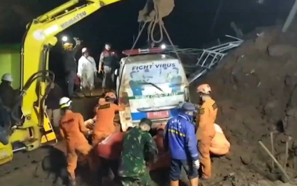 В Индонезии произошел оползень: пропали без вести 27 человек, 13 погибли (видео)