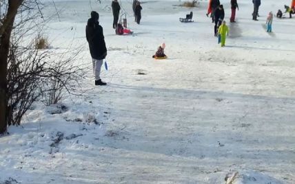 "Держался одной рукой": в Киеве патрульный спас мальчика, который провалился под лед