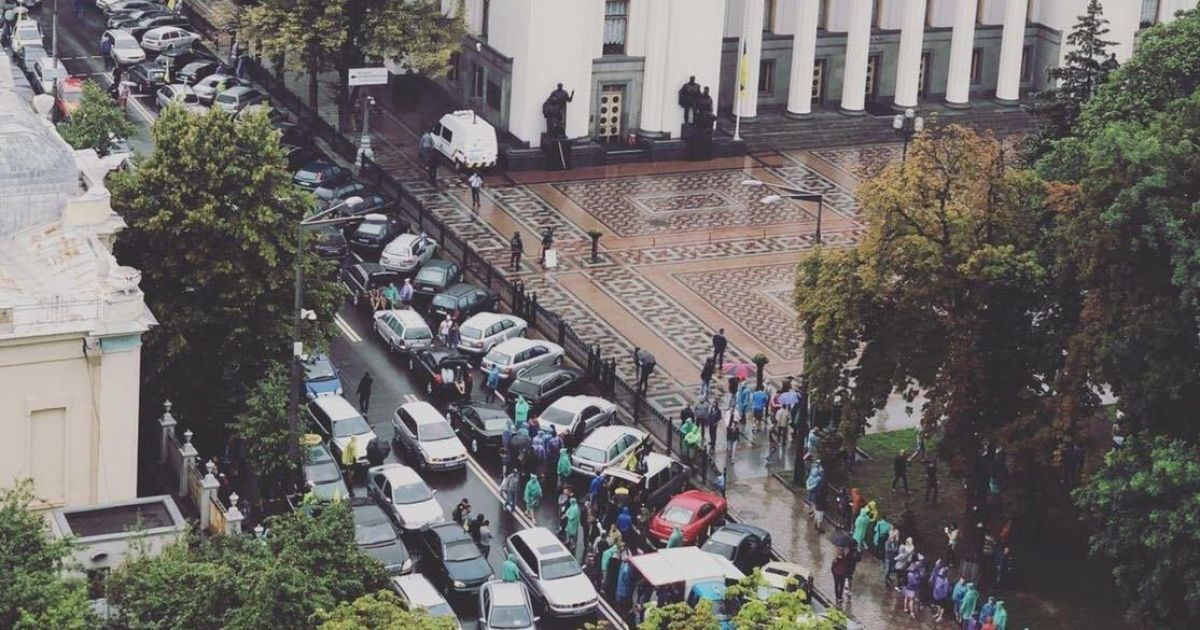 Центр Киева заблокирован масштабной акцией протеста владельцев "евроблях"