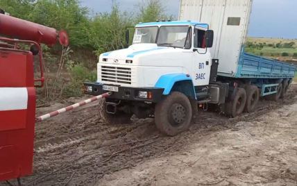 У Запорізькій області рятувальники відбуксирували понад 250 авто із розмитої дороги (відео)