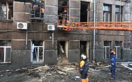 Пожежники ліквідували вогонь в коледжі Одесі та почали розбирати завали. У місті оголосили жалобу