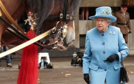 В голубом пальто и шляпе с красивым декором: эффектный образ королевы Елизаветы ІІ