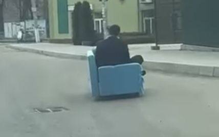 Находчивый парень прокатился по городу на диване-самокате