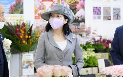 В жемчуге и элегантной шляпе с бантом: японская принцесса Акико на выставке цветов