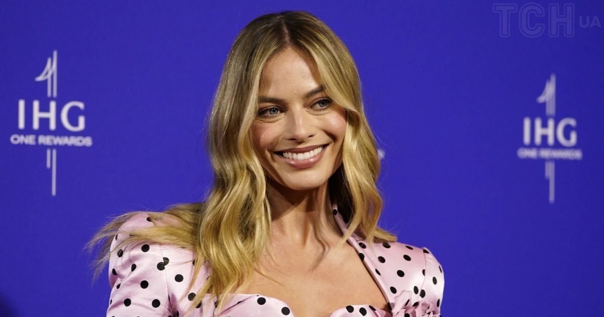 In a minidress with large flowers: Margot Robbie attended a gala ...