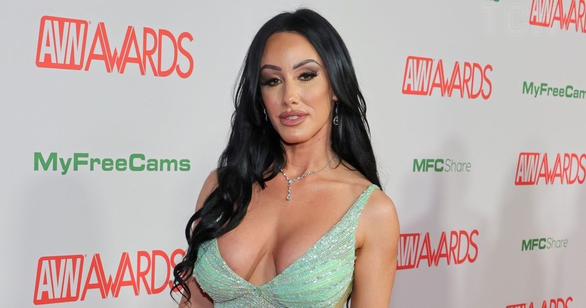 Жаңбыр киген порно адам