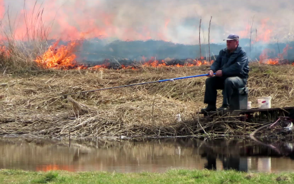 "Посреди апокалипсиса": в Беларуси мужчина ловил рыбу во время пожара