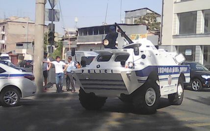 Під час захоплення поліції у Єревані вбито людину, є заручники – місцеві ЗМІ