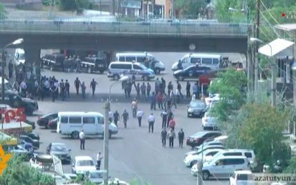 Появилось видео с захвата полицейского участка в Ереване, снятое захватчиками