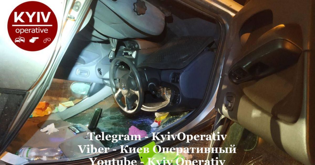 У Києві п'яна жінка на Nissan в’їхала у загорожу і перекинулася