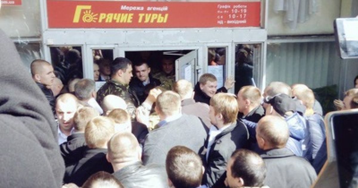 Під Будинком кіно, де обирають членів ВРЮ серед адвокатів, відбулася сутичка