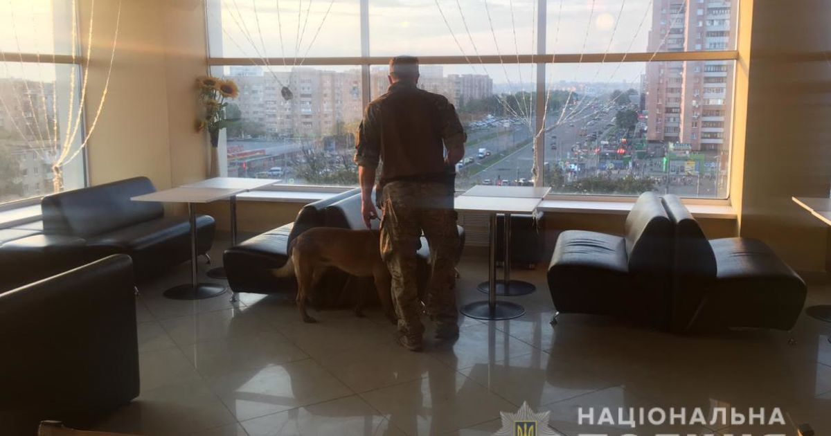 В Харькове "минировали" сразу более 100 объектов, 2 тысячи человек были эвакуированы