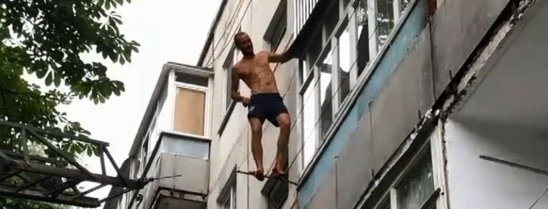 В Сумах работники ГСЧС спасли мужчину, который хотел прыгнуть с балкона