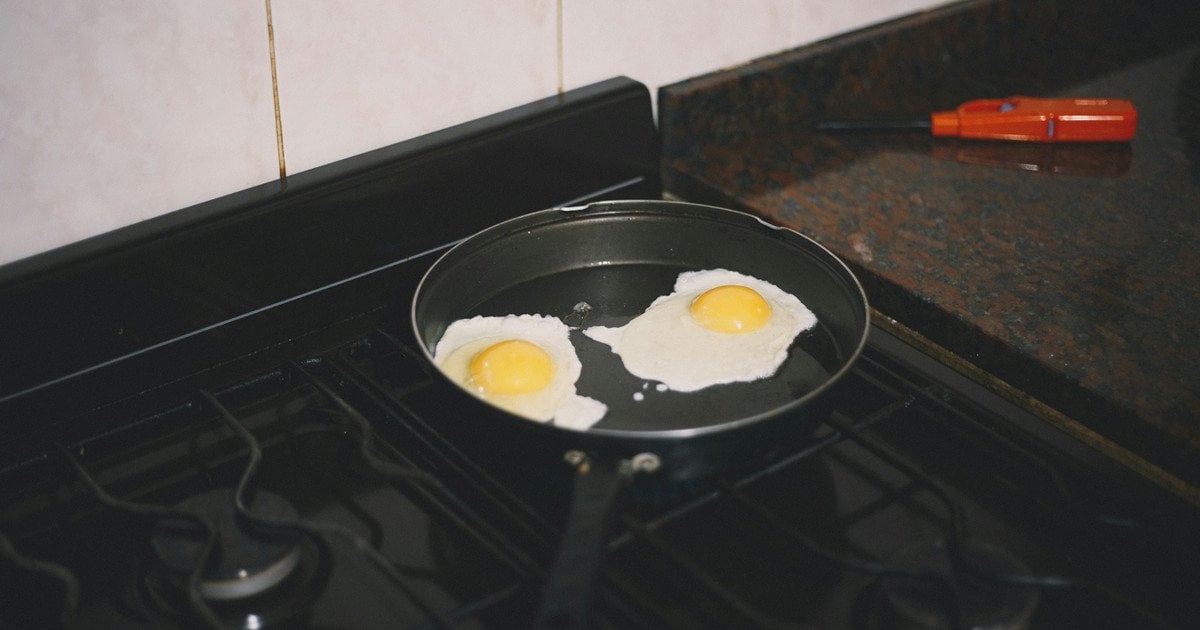 Чому не можна мити сковороду одразу після смаження яєчні