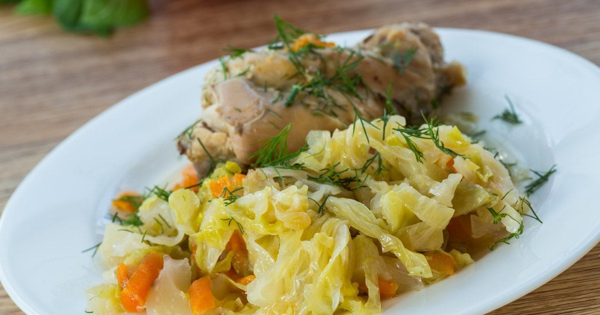 Капуста з куркою запечена в рукаві