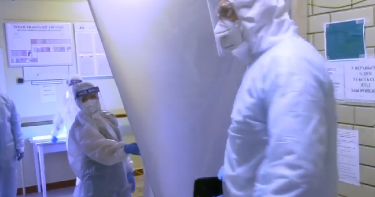 "Это очень болезненно": появилось видео, где и как лечат больных COVID-19 в Киеве