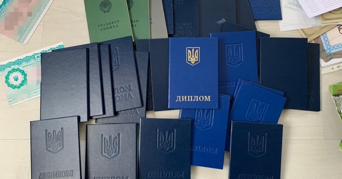 Продавав українське громадянство росіянам: у Харківській області затримали торгівця паспортами