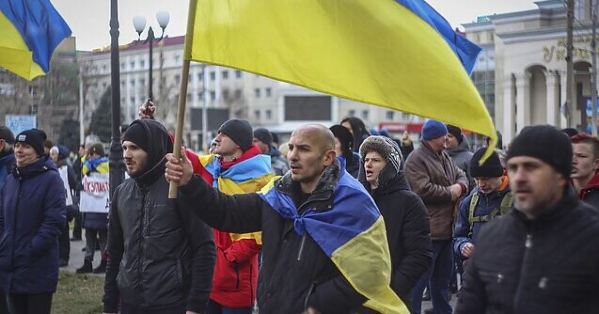 Украинцы с государственным флагом / Фото lrt.lt