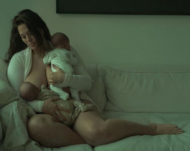 Ешлі Грем годує грудьми двійнят / © instagram.com/theashleygraham
