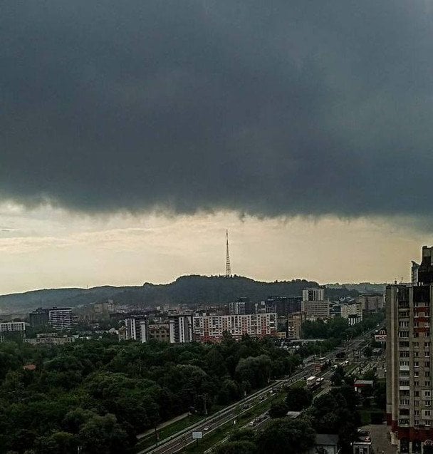 На Львів суне погодний Армагедон: в області вже вирує, синоп