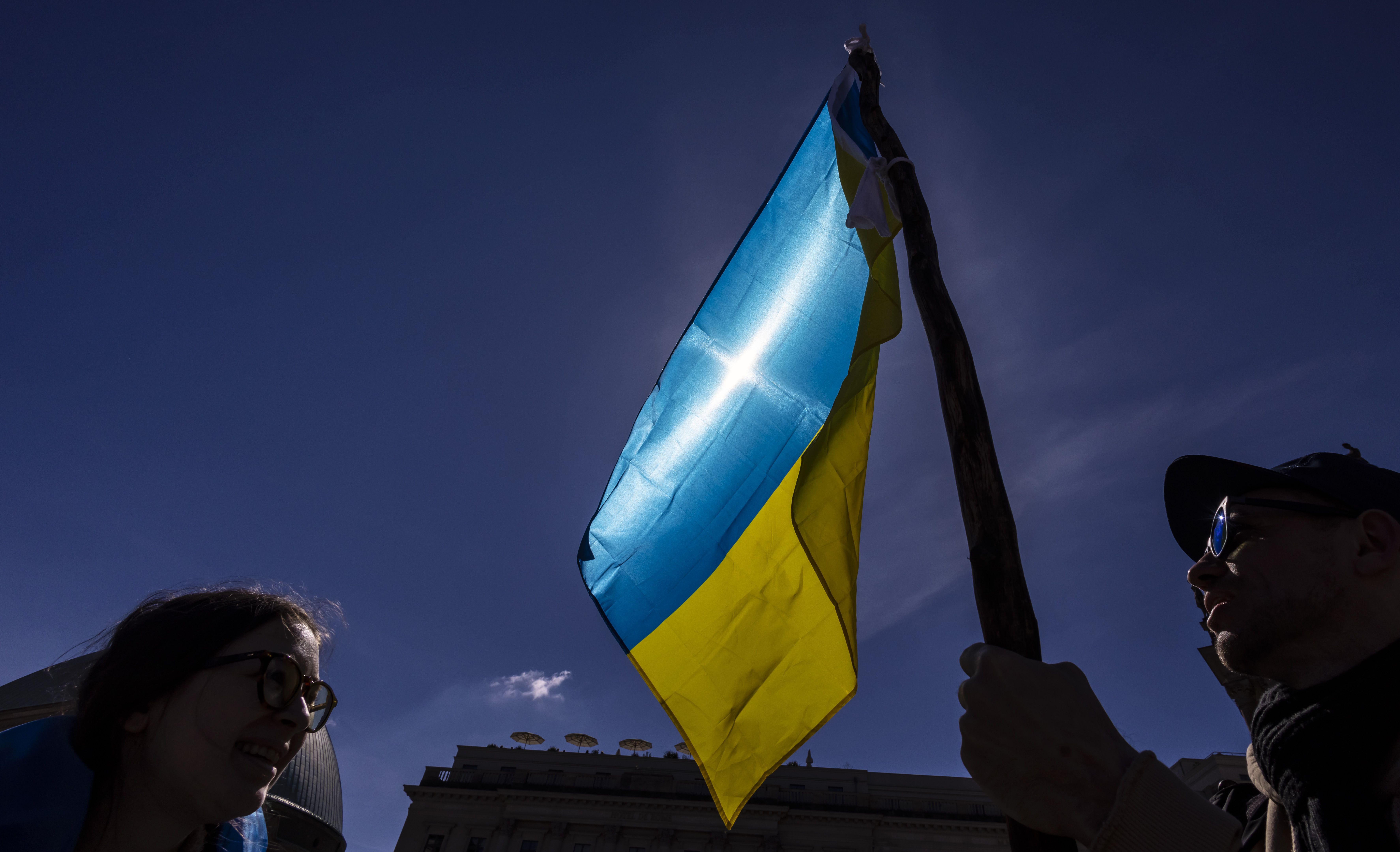 Украинский флаг был на домах, магазинах, кафе, лицах людей и платьях ведущих.