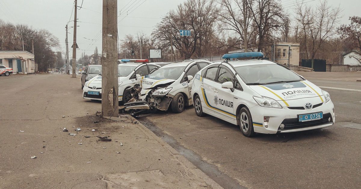 В Киеве возле метро "Дорогожичи" полицейский автомобиль влетел в столб. Есть пострадавшие