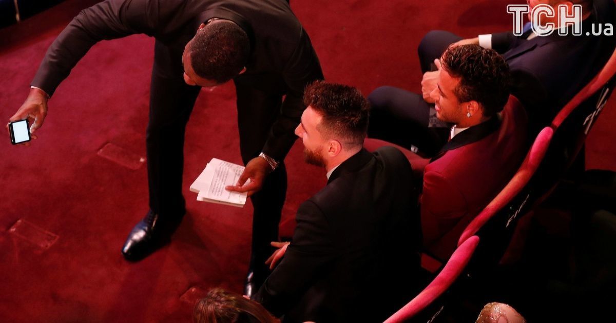 Голливудский актер сделал селфи с Роналду, Месси и Неймаром во время церемонии ФИФА