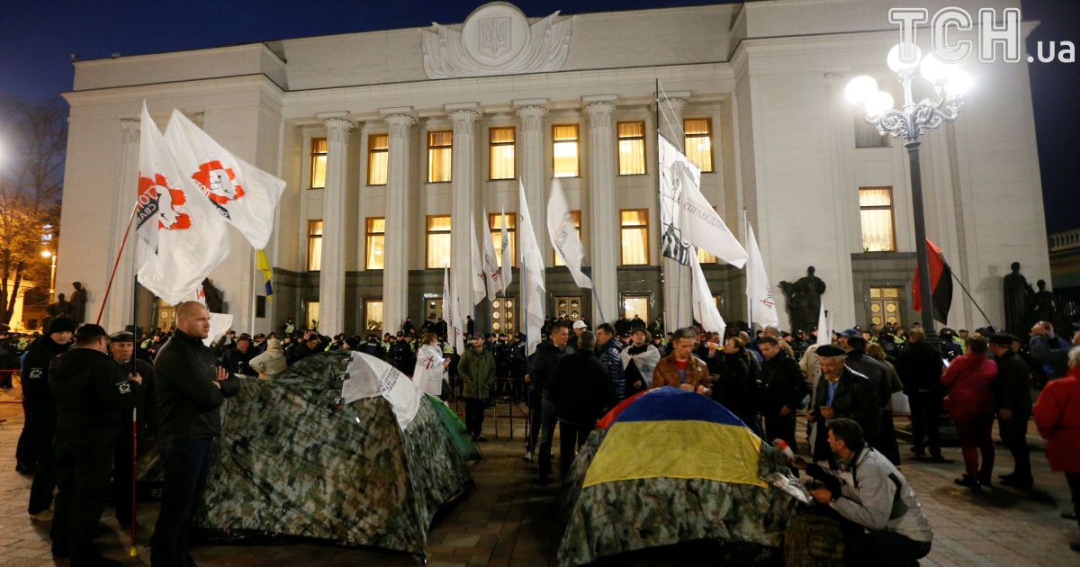 Намети та штовханина: подробиці ситуації під Верховною Радою. П’ять новин, які ви могли проспати