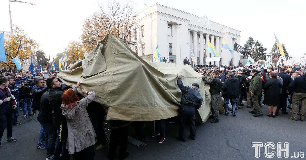 Під Радою вже розгорнуто 30 наметів і завезено польову кухню