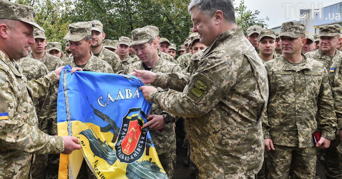 Порошенко в Авдіївці нагородив орденами та медалями більше 30 військових