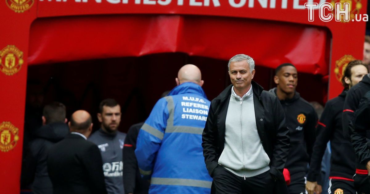 "Манчестер Юнайтед" выпустит против "Ливерпуля" 9 нападающих - Моуринью