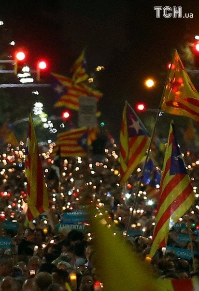 Зі свічками проти "окупантів": сепаратисти у Каталонії вийшли на новий мітинг