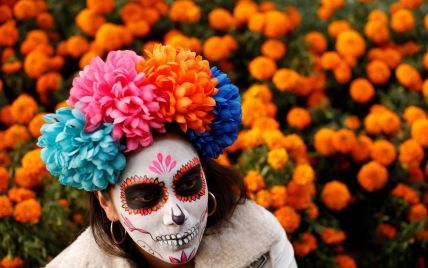 Жуткие красавицы: в Мексике состоялся парад Катрины ко Дню Мертвых