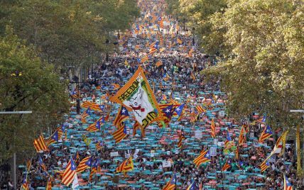 Испания решила "заморозить" автономию Каталонии и отстранить от власти все руководство