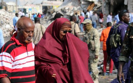 На Эйфелевой башне погасли огни в память о жутком теракте в Сомали