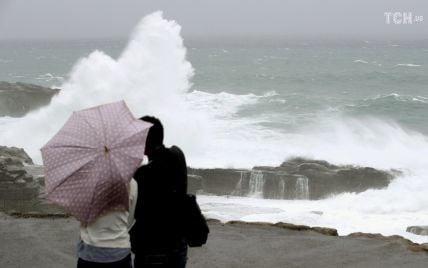 Японию накрыл мощный тайфун